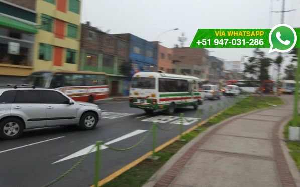 Autos y buses no respetan sentido en avenida Perú (Foto: WhatsApp El Comercio)