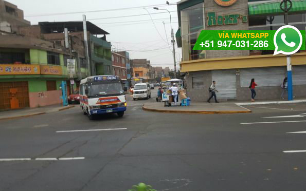 Autos y buses no respetan sentido en avenida Perú (Foto: WhatsApp El Comercio)