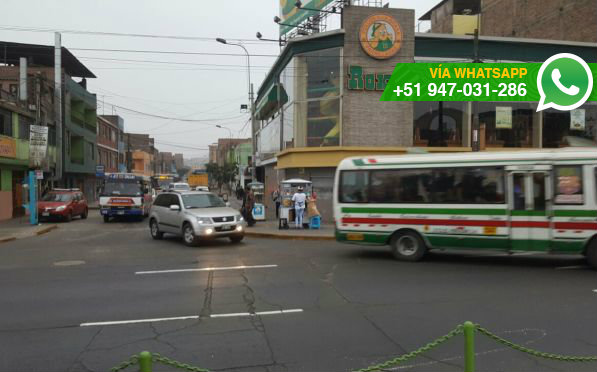 Autos y buses no respetan sentido en avenida Perú (Foto: WhatsApp El Comercio)