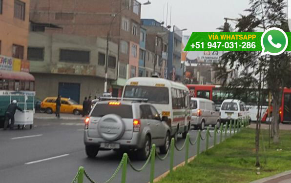 Autos y buses no respetan sentido en avenida Perú (Foto: WhatsApp El Comercio)