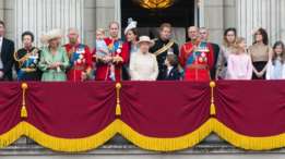 La familia real completa sale a saludar desde el balcón del Palacio de Buckingham, la residencia oficial de la reina. (Foto de archivo)
