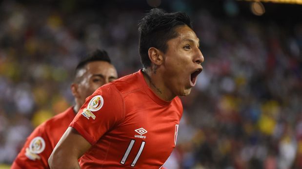 Raúl Ruídiaz dijo tras su gol por la selección peruana ante Brasil en la Copa América Centenario 2016, que el balón chocó en su muslo. (Foto: AFP / Video: América TV)
