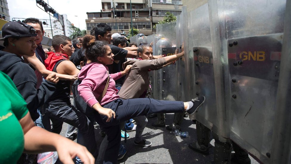 En los últimos días se han reportado varios enfrentamientos entre la policía y personas que protestan por la falta de comida. (Foto: AP)