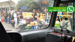Ambulantes ofrecen comida en plena pista del puente Primavera