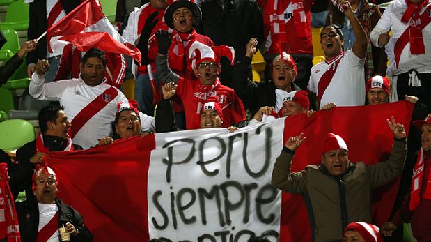 Contra viento y marea, los hinchas peruanos siempre estarán alentando a la selección hasta el último suspiro. (Foto: Getty Images)
