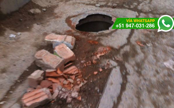 Peligroso hueco en pista de Puente Piedra (Foto: WhatsApp El Comercio)