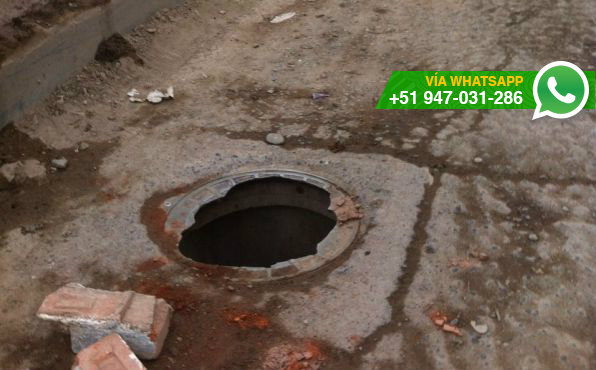 Peligroso hueco en pista de Puente Piedra (Foto: WhatsApp El Comercio)