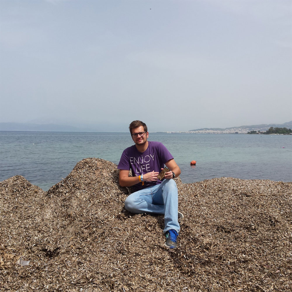 El fundador de PHEE, Stavros Tsompanidis, sobre un montón de Posidonia oceanica en una playa griega. (Giorgos Oikonomopoulos)