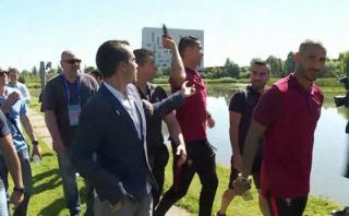 Eurocopa 2016: Cristiano lanza al agua micrófono de reportero