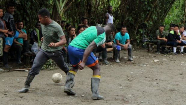 El fútbol, visto y jugado, es una de las grandes diversiones de los guerrilleros, que lo juegan casi todos con las botas que visten todo el tiempo. Este partido es parte de una especie de campeonato entre campamentos. (Foto: BBC)