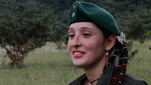 Tania tiene 27 años y una cadenita colgada al cuello que representa a una mujer guerrillera. Se puso ese nombre de guerra por Tanja Nijmeijer, la holandesa que se unió a las FARC y forma parte del equipo de la guerrilla en la La Habana. (Foto: BBC)