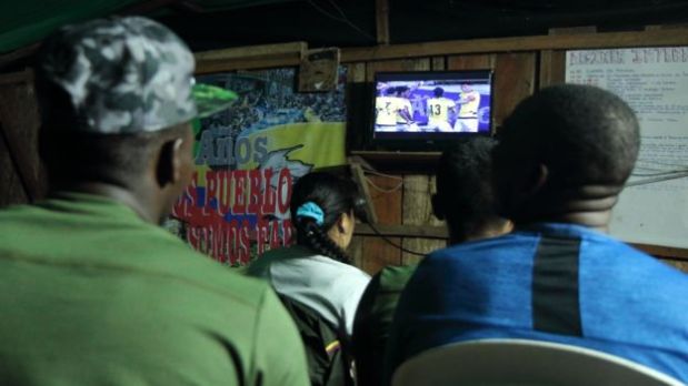 Un partido de Colombia en la Copa América es seguido en directo, por televisión por cable, desde las selvas colombianas. Nunca se pierden un partido de la selección. (Foto: BBC)