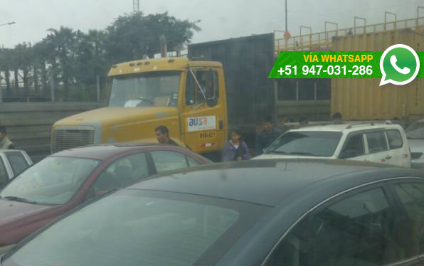 Peatones tienen que caminar entre los autos debido a falta de mallas de seguridad (Foto: WhatsApp El Comercio)