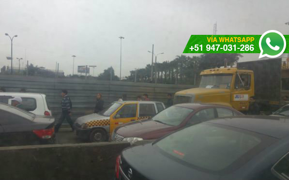 Peatones tienen que caminar entre los autos debido a falta de mallas de seguridad (Foto: WhatsApp El Comercio)