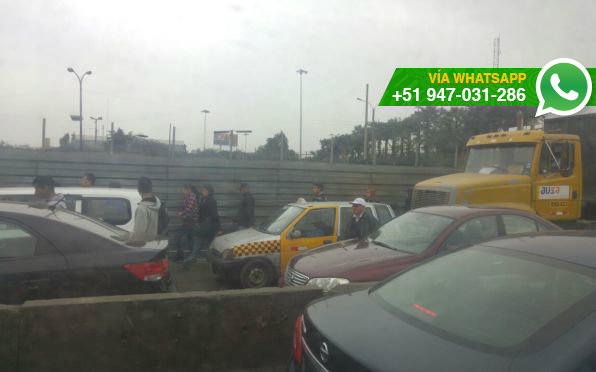 Peatones tienen que caminar entre los autos debido a falta de mallas de seguridad (Foto: WhatsApp El Comercio)