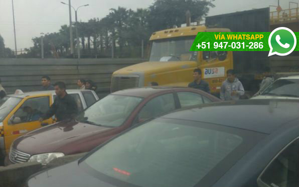 Peatones tienen que caminar entre los autos debido a falta de mallas de seguridad (Foto: WhatsApp El Comercio)