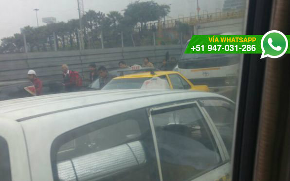 Peatones tienen que caminar entre los autos debido a falta de mallas de seguridad (Foto: WhatsApp El Comercio)