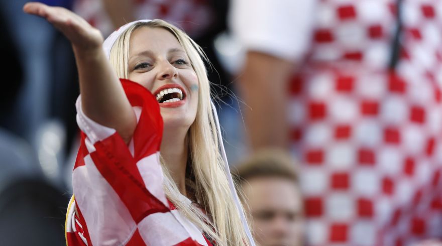 Euro 2016: bellezas de Croacia y Portugal alborotan las gradas