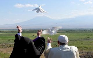 Papa y patriarca armenio liberan palomas blancas hacia Turquía