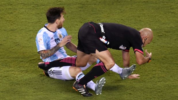 Lionel Messi fouleó y derribó al árbitro Héber Lopes 