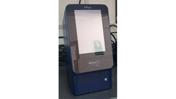 VetScanVS 2 de Abaxis, máquina de última tecnología que analiza distintas partes del cuerpo con apenas dos gotas de sangre, plasma o suero.