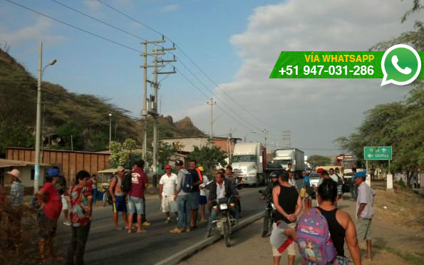 Tumbes: bloquearon la Panamericana Norte en demanda de obras de desagüe (Foto: WhatsApp El Comercio)