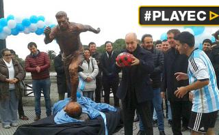 Con estatua como homenaje piden a Messi no dejar la albiceleste