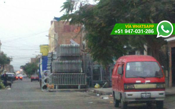 Estructuras de metal bloquean pista y vereda en urbanización Santa Rosa (Foto: WhatsApp El Comercio)