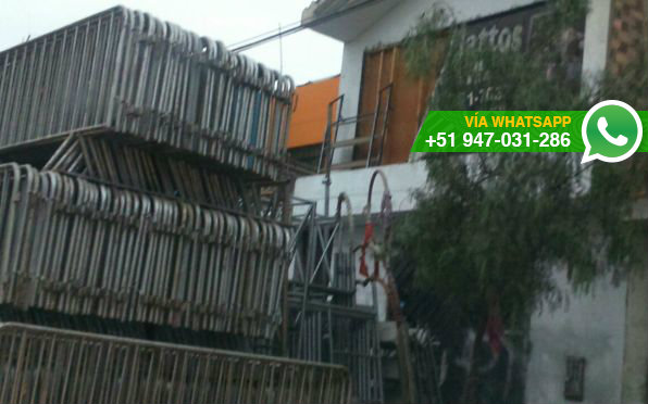Estructuras de metal bloquean pista y vereda en urbanización Santa Rosa (Foto: WhatsApp El Comercio)