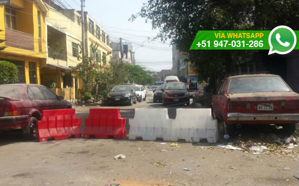 Calle de SJL es usada como cochera (Foto: WhatsApp El Comercio)