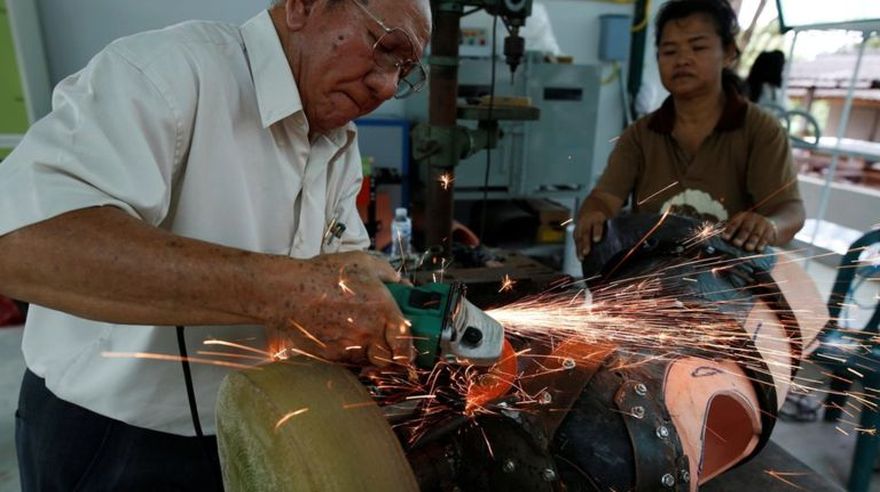 Un grupo de ingenieros de Tailandia ha diseñado las nueves prótesis de pierna para Mosha. (Reuters)