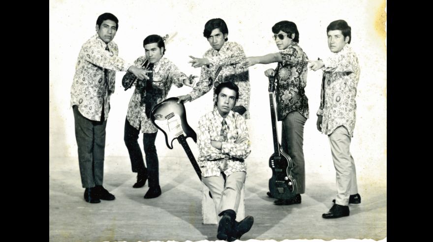 Los Beltons, de Ayacucho. Los creadores de la cumbia elegante en imposición de manos para retrato de Luz y Sombra. Sonaron desde fi nes de los 60 hasta los 80. (Foto: archivo Luis Grippa)