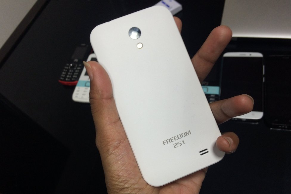 El Freedom 251 tiene cámara y flash en la parte trasera. (BBC)