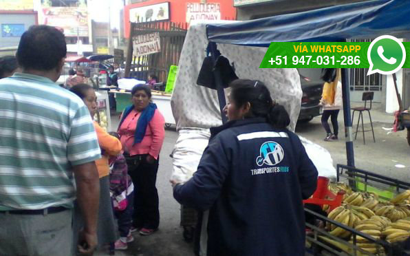 Alrededor de 20 ambulantes han colocado mesas y sillas para venta de comida en una calle de Vitarte (Foto: WhatsApp El Comercio)
