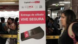México reparte silbatos "antiacoso" en las estaciones del metro
