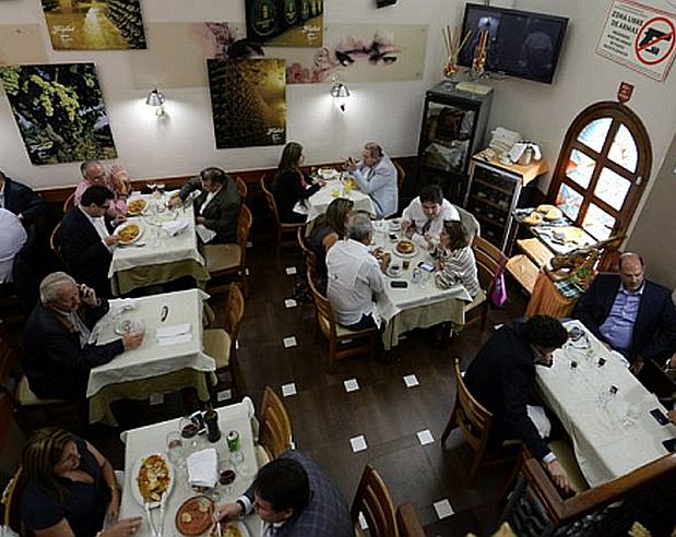 Algunos restaurantes siguen teniendo buena clientela en Caracas. (Foto: AFP)