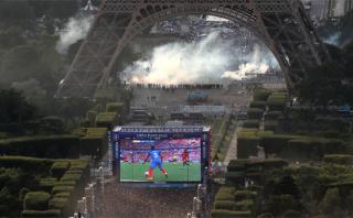 Policía lanza gases lacrimógenos a hinchas en la Torre Eiffel