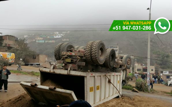 Un camión que trasladaba arena se volcó en la sexta zona de Collique, en Comas (Foto: WhatsApp El Comercio)