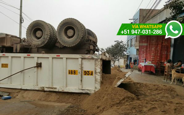 Un camión que trasladaba arena se volcó en la sexta zona de Collique, en Comas (Foto: WhatsApp El Comercio)