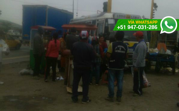 Imprudente maniobra de un conductor de coaster estuvo a punto de terminar en tragedia (Foto: WhatsApp El Comercio)