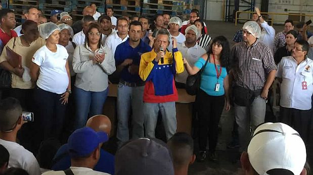 Trabajadores despedidos junto al ministro de Trabajo de Venezuela tomaron las instalaciones de la fábrica Kimberly Clark. (Foto: Twitter)
