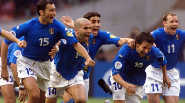 Luigi Di Biagio, Fabio Cannavaro, Alessandro Del Piero y Gianluca Pessotto celebran el triunfo sobre Holanda en las semifinales de la Euro 2000. (AP)