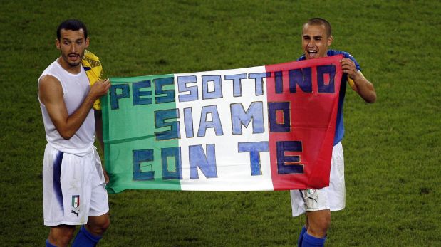 Fabio Cannavaro y Gianluca Zambrotta sostienen la banderola dedicada a Pessotto. (AFP)
