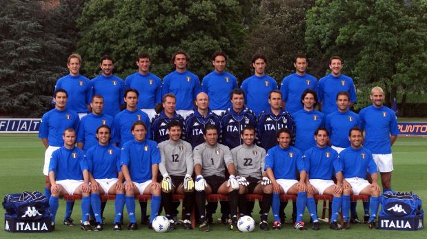 El equipo italiano que participó de la Euro Bélgica-Holanda 2000. Pessotto aparece sentado, a la izquierda, en la fila delantera. (AP)