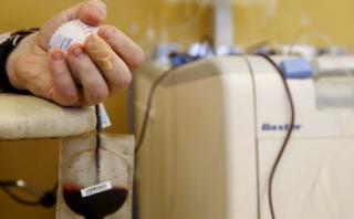 Francia autoriza a los homosexuales donar sangre