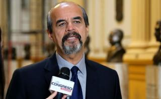 Mulder: “Es un asco que alguien devele su propio monumento”