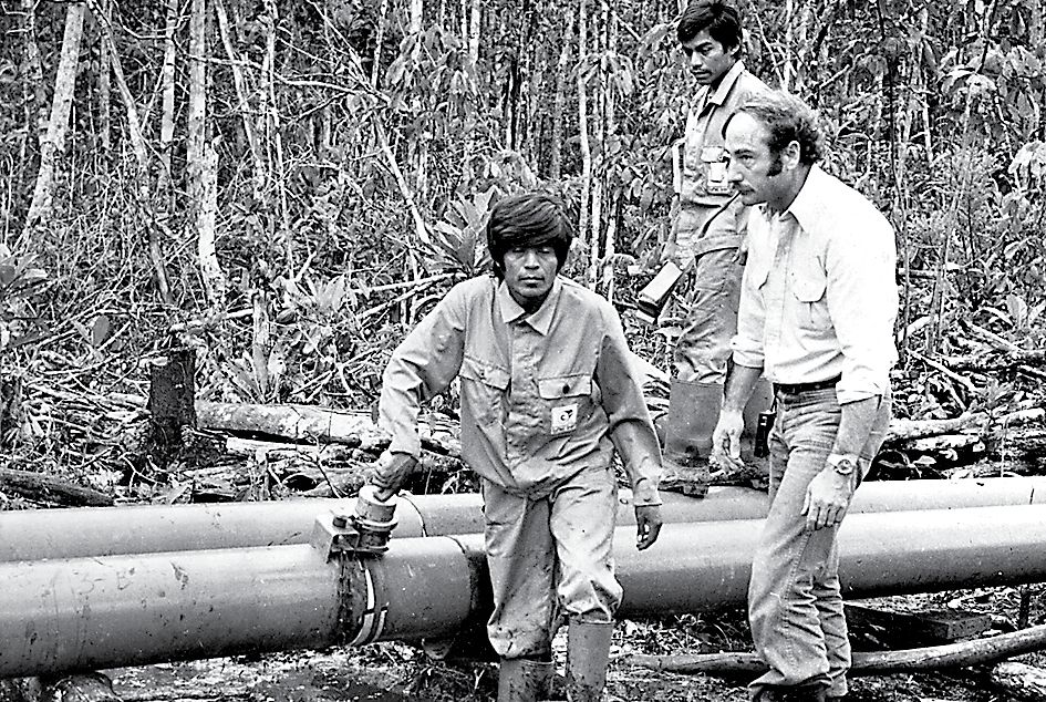 Labores de supervisión del oleoducto en noviembre de 1977 (Archivo Histórico El Comercio)