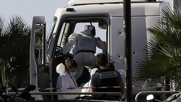 La policía retiró del camión documentación y armas. (Foto: AP)