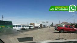 Conductores de minivan bloquean carretera hacia Arequipa