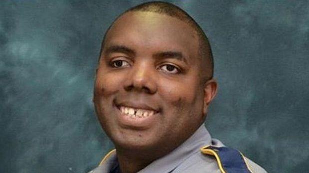Montrell Jackson fue uno de los policías asesinados en Baton Rouge. Días antes publicó un emotivo mensaje en Facebook sobre lo difícil de ser un policía negro en esa ciudad. Tenía 10 años de servicio. (Foto: BBC)
